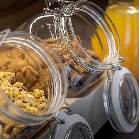 Intelier Victoria Hotel 2*